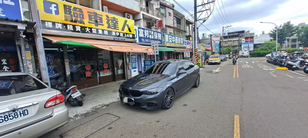 深灰色BMW轎車停在驗車達人店前