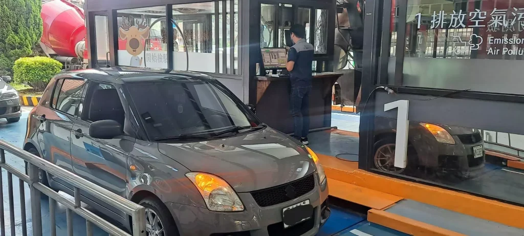 一般小客車駛入車輛檢驗線進行檢驗