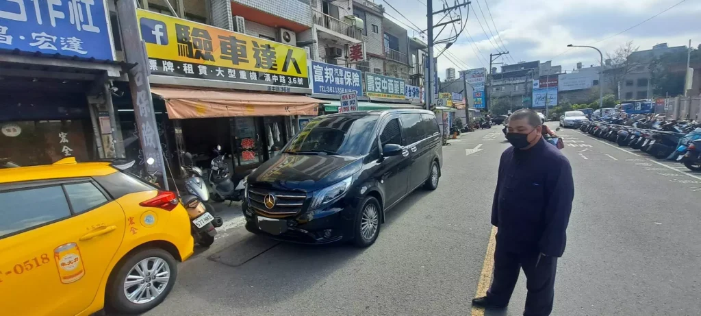 黑色商旅車停在驗車達人店前