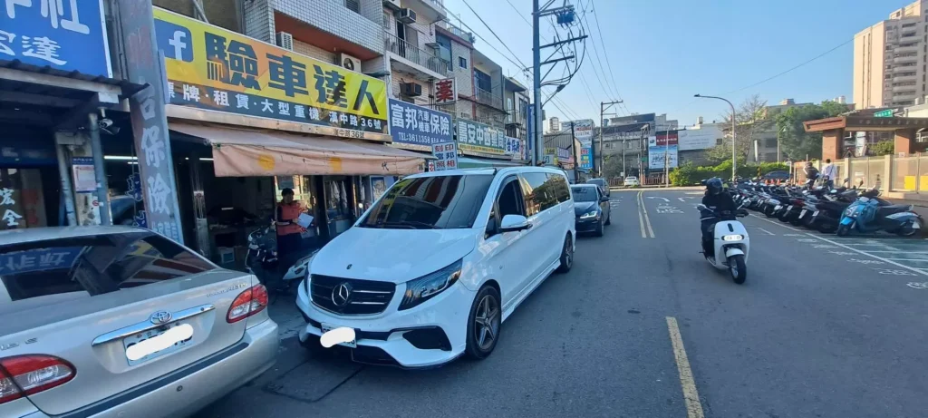 白色大型廂式車停在驗車達人店前