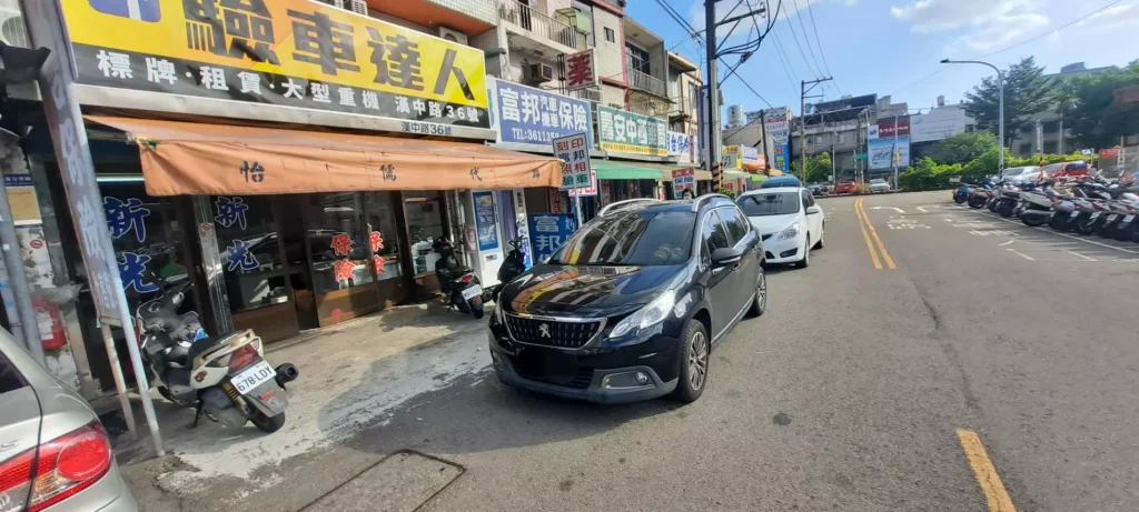 深色旅行車停在驗車達人漢中路店前
