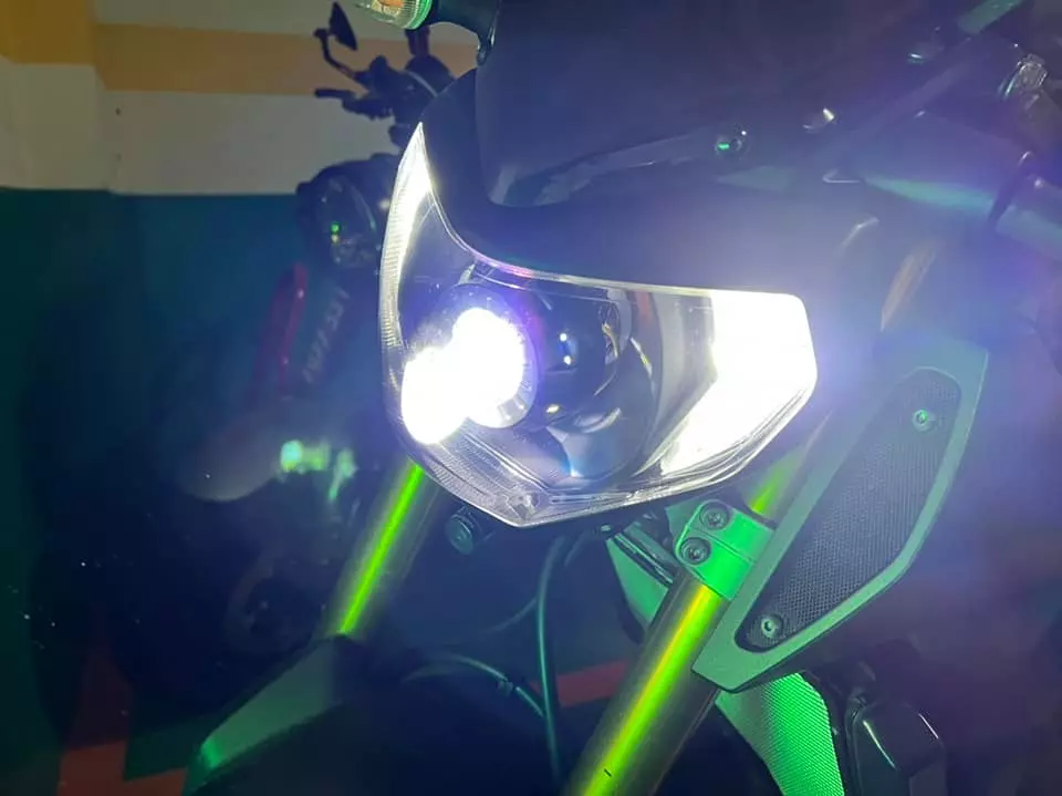 大型重型機車頭燈點亮的近距離實拍
