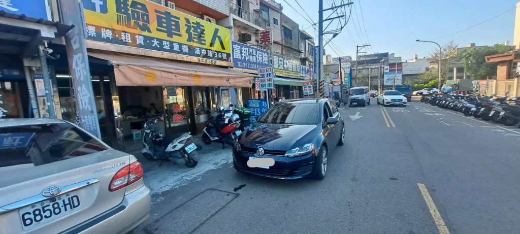 驗車達人漢中路店前的車輛交接實景